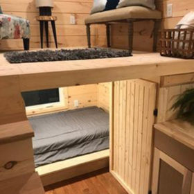 Phòng siêu nhỏ - tích hợp toàn bộ khu vực tiếp khách, giường pallet để ngủ, tủ đồ... nhưng không gian không bị rối mà vô cùng hợp lý, hiện đại