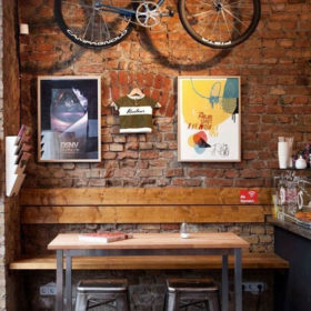 Dùng gỗ thông cho quán cafe mang hơi thở cổ điển