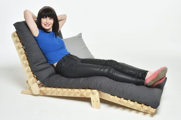 Mẫu sofa thư giãn phòng khách sang chảnh làm từ gỗ thông nhập khẩu