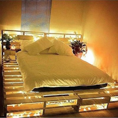 Giường pallet truyền thống mà không truyền thống với hệ thống đèn lung linh và đầu giường thiết kế thêm kệ nhỏ để chút đồ nho nhỏ