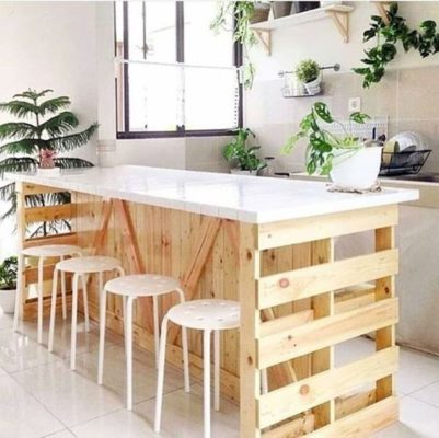 Trẻ hóa căn bếp với bàn thiết kế đơn giản từ nguyên liệu gỗ thông và bàn đá sáng màu