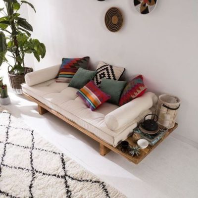 Sofa siêu nổi bật và cá tính với gối hoa văn thổ cẩm; mặt ghế lớn, được "làm mềm" bằng hai chiếc gối tựa tròn bản lớn hai bên