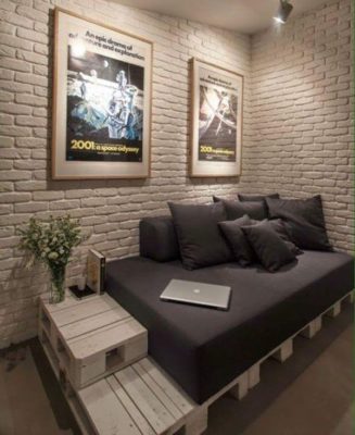 Nếu bạn muốn dùng sofa lớn để ngồi nghỉ thoải mái nhưng không gian nhà hẹp hãy chế thêm chiếc bàn nho nhỏ để kế bên thay cho mẫu bàn trà truyền thống trước giờ