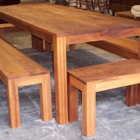 Bàn ghế gỗ thông màu đậm, tự nhiên