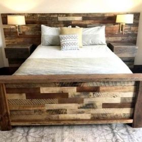 Giường ngủ ghép từ các thanh gỗ thông dư và xử lý màu tạo ấn tượng trầm ấm và cổ điển