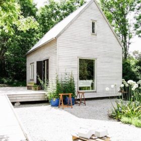 Ý tưởng thiết kế nơi nghỉ ngơi, thư giãn bằng gỗ thông dành cho gia đình có diện tích vườn sau lớn