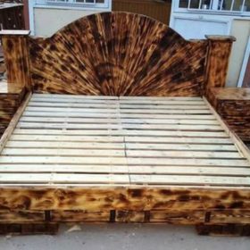 Giường ngủ làm hoàn toàn từ gỗ thông với các “hoa văn lửa” ấn tượng