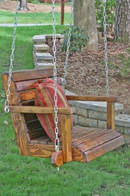 Xích đu treo ngoài vườn làm hoàn toàn từ gỗ thông rất bền dù phải tiếp xúc trực tiếp với tác động từ tự nhiên