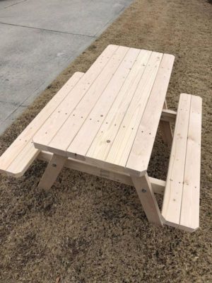 Mẫu bàn ghế liền làm từ gỗ thông dùng trong không gian sân vườn - dù là buổi gặp gia đình hay tụ tập bạn bè đông đều vô cùng thích hợp