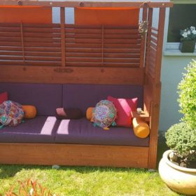 Sofa làm từ gỗ thông được thiết kế theo tông màu trầm và mang đậm phong cách phương Đông