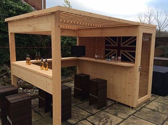 Quầy bar làm từ gỗ thông nhập khẩu đặt ngoài trời - điểm hẹn lý tưởng cho những buổi tiệc hay gặp gỡ bạn bè ngay tại vườn nhà