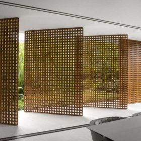 Cửa xoay bằng gỗ thông thiết kế theo ý tưởng từ phên tre truyền thống giúp đón trọn không khí trong lành từ tự nhiên