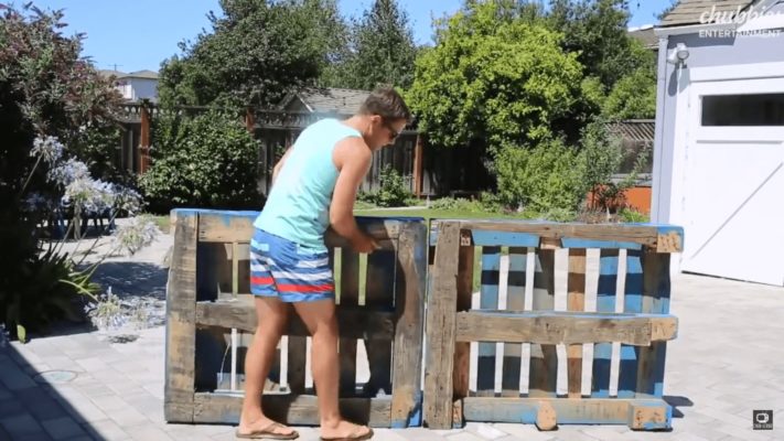 Nối các thanh pallet gỗ thông sát nhau thành hình tròn