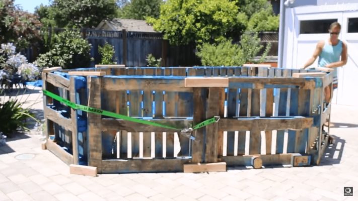 Dùng dây chuyên dụng gia cố bên ngoài khung hồ