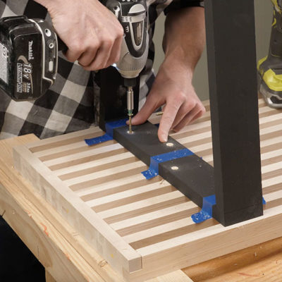 Gắn chân vào phần thân ghế băng dài gỗ