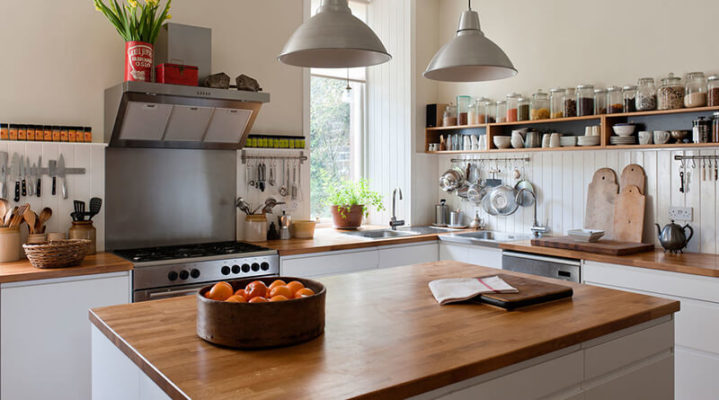 Bàn bếp tone trầm, ấm mang lại cảm giác ấm cúng, thân thuộc với mọi thành viên