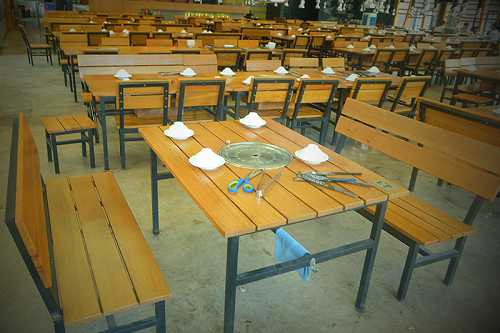 Cách vệ sinh bàn ghế gỗ thông