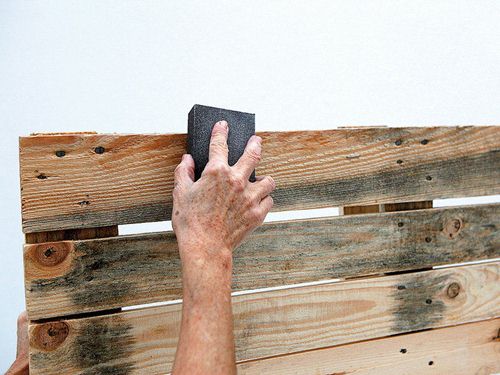 Sử dụng giấy nhám chà pallet gỗ