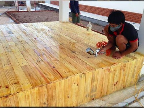 Phun sơn pallet gỗ 