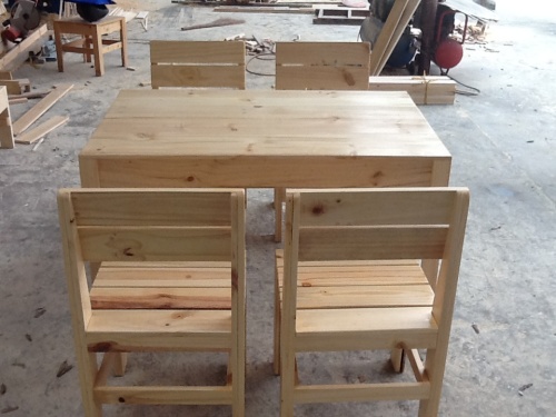 Pallet gỗ dùng làm bàn ghế