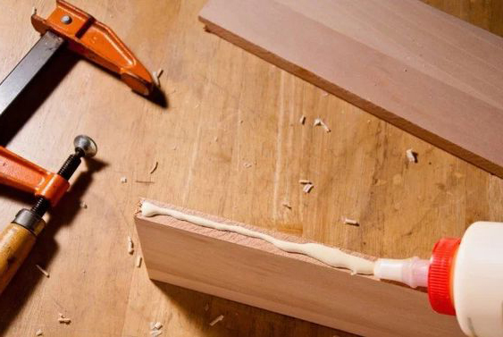 Bôi keo Titebond lên gỗ