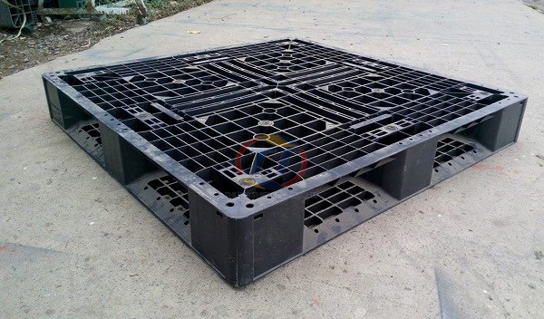 Pallet nhựa màu đen
