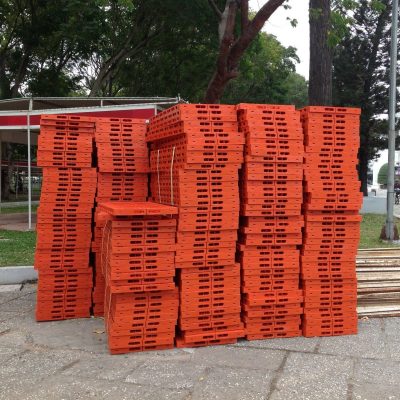 Pallet nhựa màu đỏ chất lượng