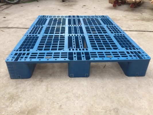 Pallet nhựa màu xanh