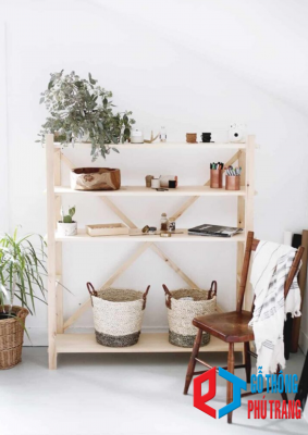 Giá sách gỗ cùng giỏ