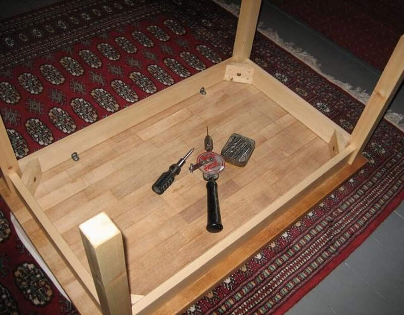 Gắn chân bàn ghế ván ép