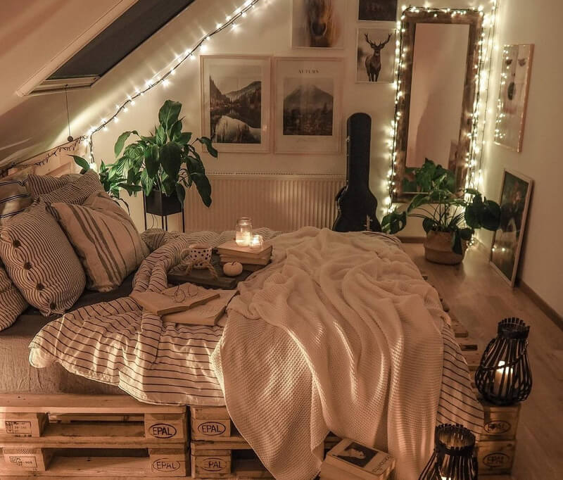 trang trí phòng ngủ Pallet gỗ kết hợp đèn LED và đèn lồng