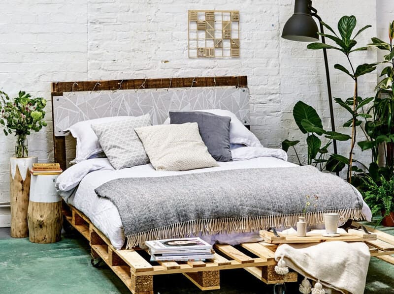 trang trí phòng ngủ Pallet gỗ phối chậu cây xanh