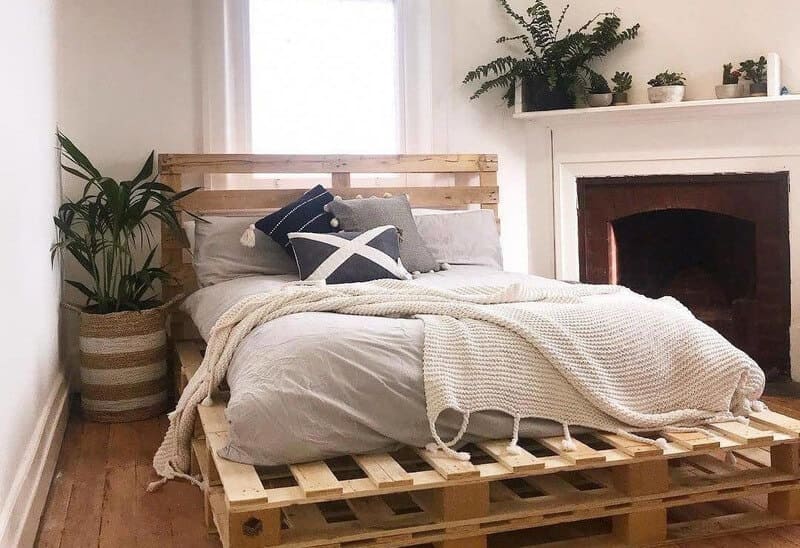 trang trí phòng ngủ Pallet gỗ kết hợp chậu cây và giỏ dệt