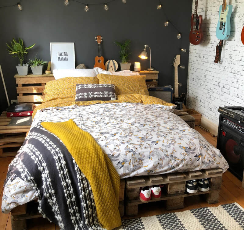 trang trí phòng ngủ Pallet gỗ phối ga giường họa tiết và tường sơn đen