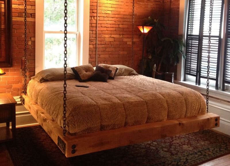 Giường Pallet gỗ treo kết hợp đệm dày và đèn đứng