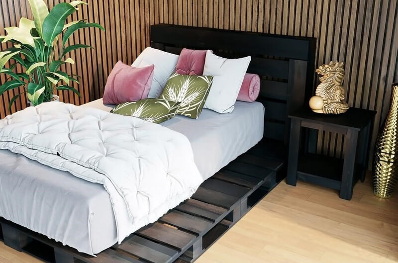 trang trí phòng ngủ Pallet đen kết hợp đệm trắng và đồ mỹ nghệ sáng màu