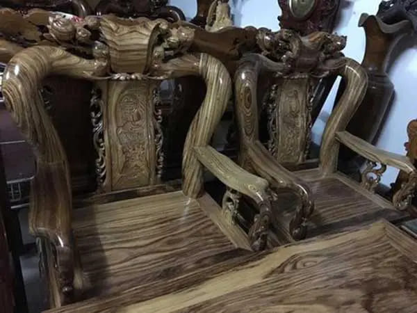 Ghế làm từ gỗ mun sọc