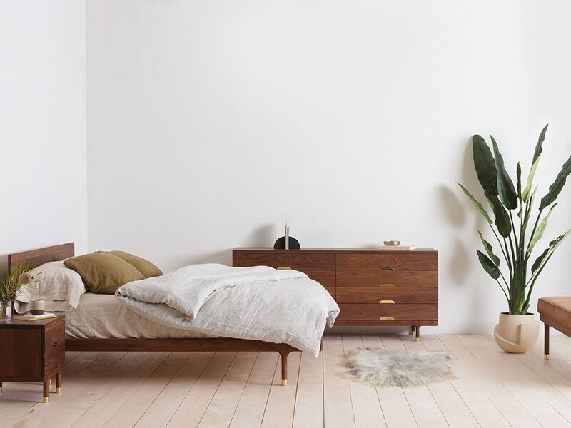 Phòng ngủ làm bằng gỗ óc chó tối giản