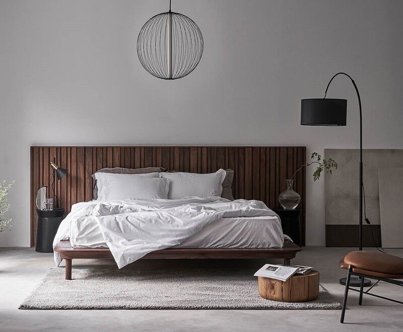 Bố trí nội thất phòng ngủ làm từ gỗ óc chó đơn giản