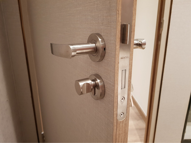 Tay nắm và khóa cửa gỗ HDF được làm từ chất liệu inox bền bỉ