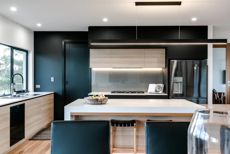 Tủ bếp nội thất MFC hiện đại màu đen và gỗ tự nhiên