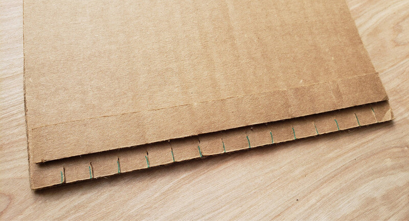 Sử dụng bìa cát tông để diệt mọt gỗ tại nhà