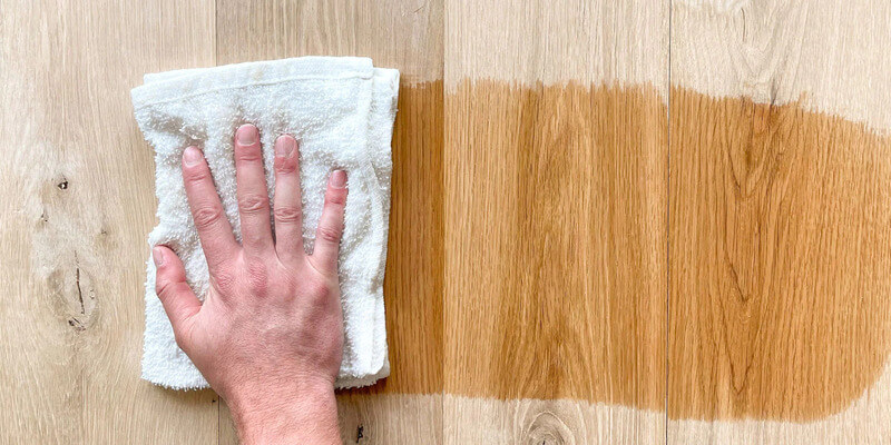 Sử dụng vải ẩm để loại bỏ bụi bẩn trên đồ gỗ