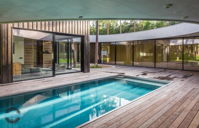 Gỗ Thermo thường dùng trang trí hồ bơi bởi khả năng chịu nước cao