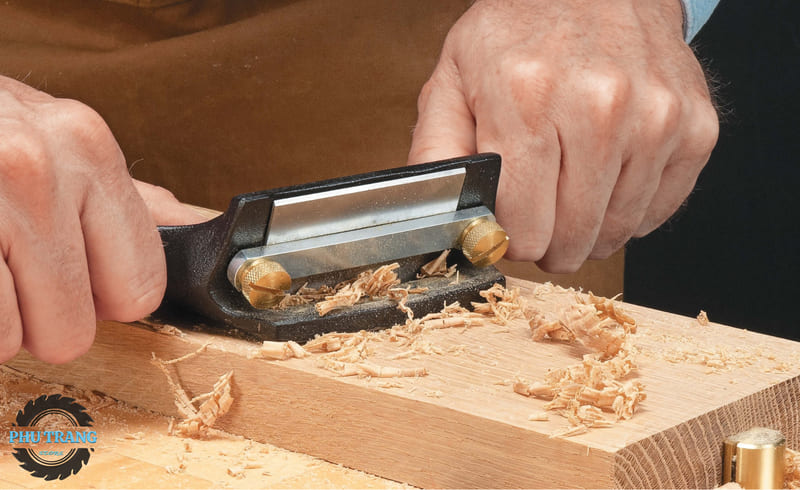 Làm nhẵn bề mặt gỗ