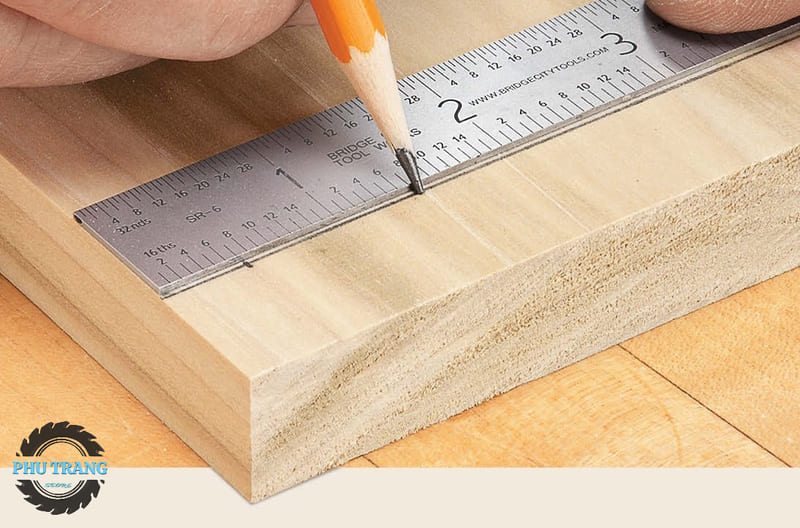 Đo và cắt gỗ theo bản vẽ phác thảo