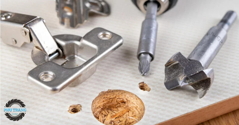 Đánh dấu và khoan các điểm cần gắn kết