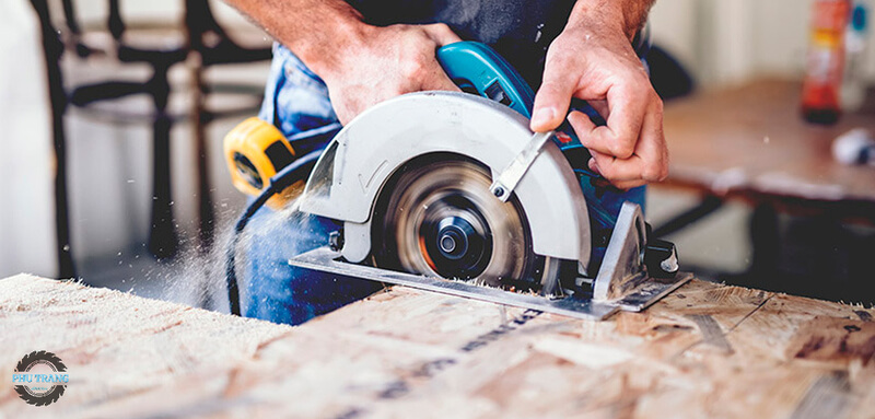 Không ngắt điện đột ngột sau khi sử dụng máy cưa gỗ