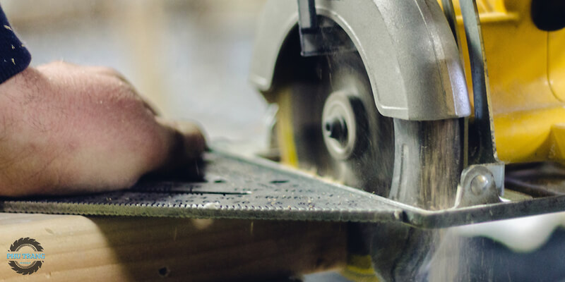 Cách thao tác cưa gỗ theo kỹ thuật đúng