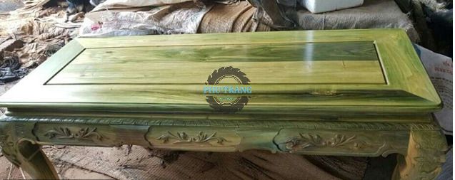 Bàn gỗ đổi màu